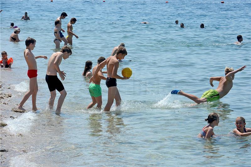 Zadar: Turisti sunčan dan iskoristili za kupanje u moru i šetnju gradom