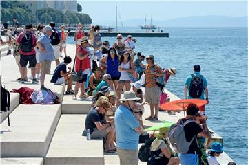 Zadar: Turisti sunčan dan iskoristili za kupanje u moru i šetnju gradom