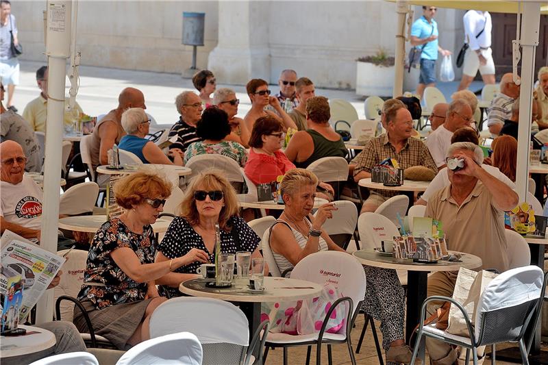 Zadar: Turisti sunčan dan iskoristili za kupanje u moru i šetnju gradom