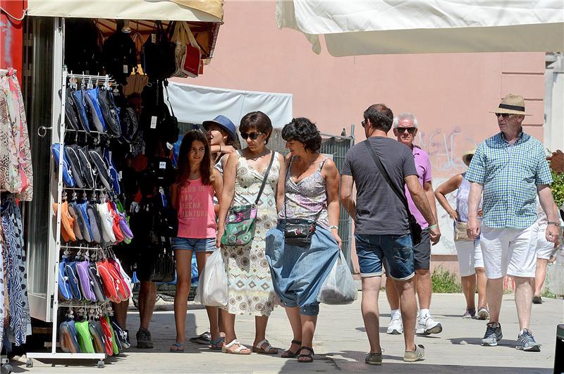 Zadar: Turisti sunčan dan iskoristili za kupanje u moru i šetnju gradom