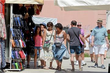 Zadar: Turisti sunčan dan iskoristili za kupanje u moru i šetnju gradom