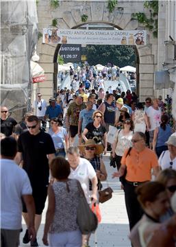 Zadar: Turisti sunčan dan iskoristili za kupanje u moru i šetnju gradom