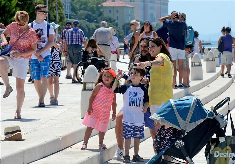 Zadar: Turisti sunčan dan iskoristili za kupanje u moru i šetnju gradom