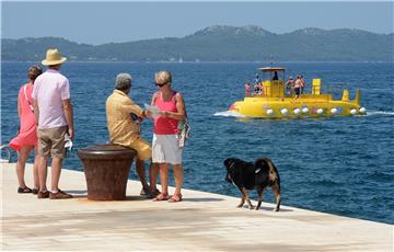 Zadar: Turisti sunčan dan iskoristili za kupanje u moru i šetnju gradom