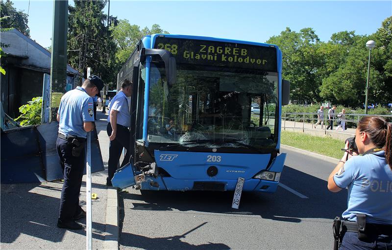 ZET: gradski autobus udario u ogradu u Paromlinskoj