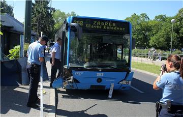 ZET: gradski autobus udario u ogradu u Paromlinskoj