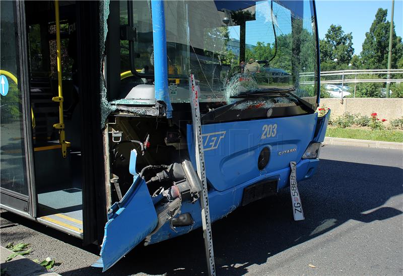 ZET: gradski autobus udario u ogradu u Paromlinskoj