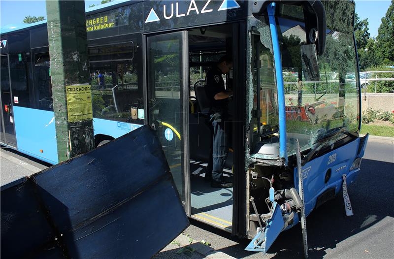 ZET: gradski autobus udario u ogradu u Paromlinskoj