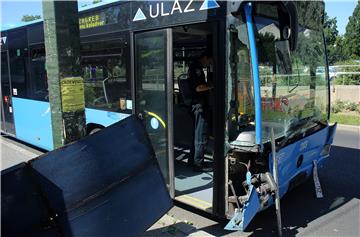 ZET: gradski autobus udario u ogradu u Paromlinskoj