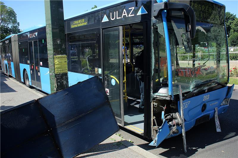 ZET: gradski autobus udario u ogradu u Paromlinskoj