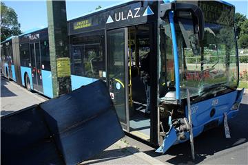 ZET: gradski autobus udario u ogradu u Paromlinskoj