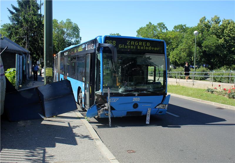 ZET: gradski autobus udario u ogradu u Paromlinskoj