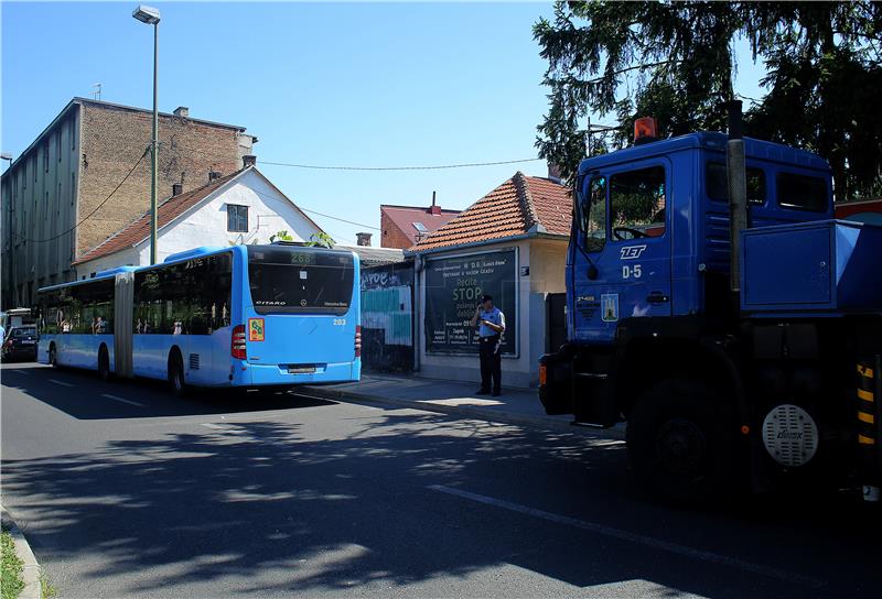 ZET: gradski autobus udario u ogradu u Paromlinskoj