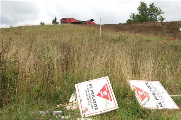 Mine clearing workers continuing to strike