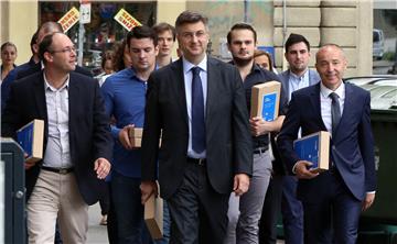 HDZ: Plenković predao potpise potpore za kandidaturu za predsjednika stranke