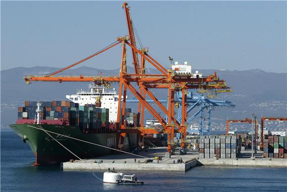 Exports in first four months up 2.4 pct, imports soar 3.9 pct