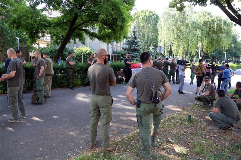 Pirotehničari u štrajku okupili su se pred zgradom MUP-a