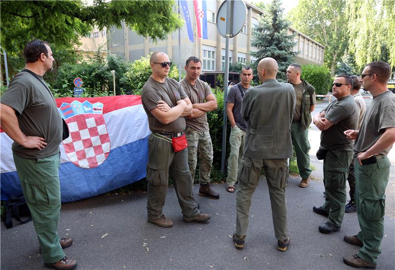 Pirotehničari u štrajku okupili su se pred zgradom MUP-a