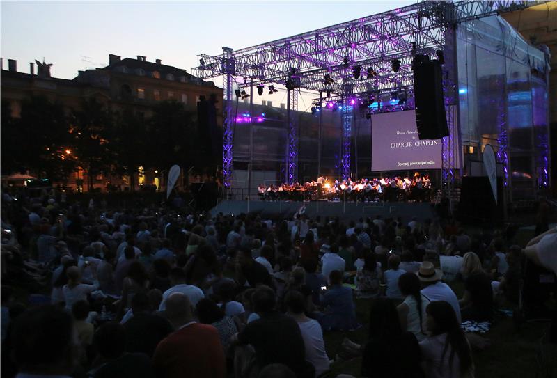  Orkestar Zagrebačke filharmonije na otvorenoj pozornici Tomislavova trga