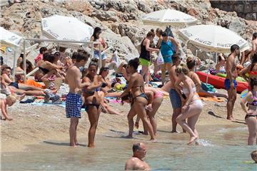 Turisti na dubrovačkoj plaži Banje