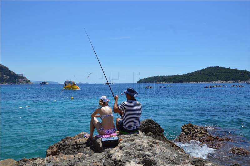 Turisti na dubrovačkoj plaži Banje