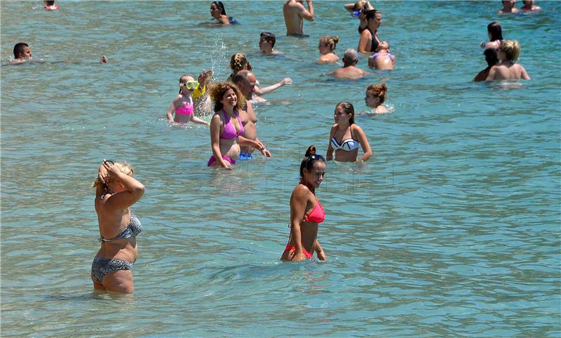 Turisti na dubrovačkoj plaži Banje