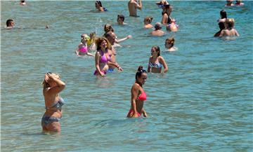 Turisti na dubrovačkoj plaži Banje