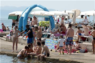 Turisti na opatijskoj plaži Slatina