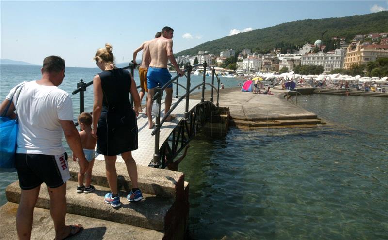 Turisti na opatijskoj plaži Slatina