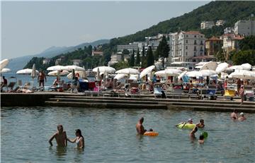 Turisti na opatijskoj plaži Slatina