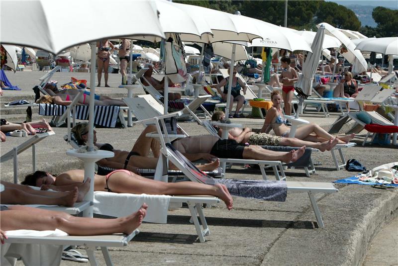 Turisti na opatijskoj plaži Slatina