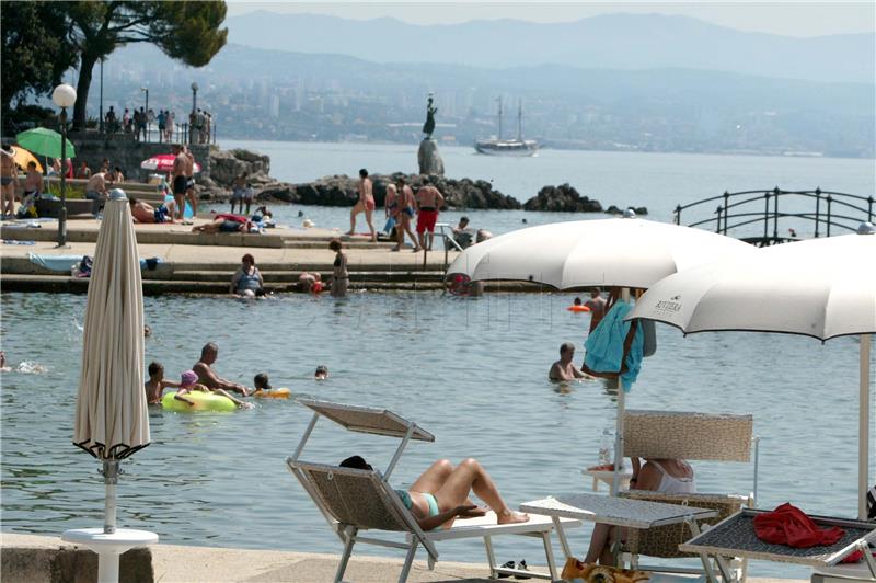 Turisti na opatijskoj plaži Slatina