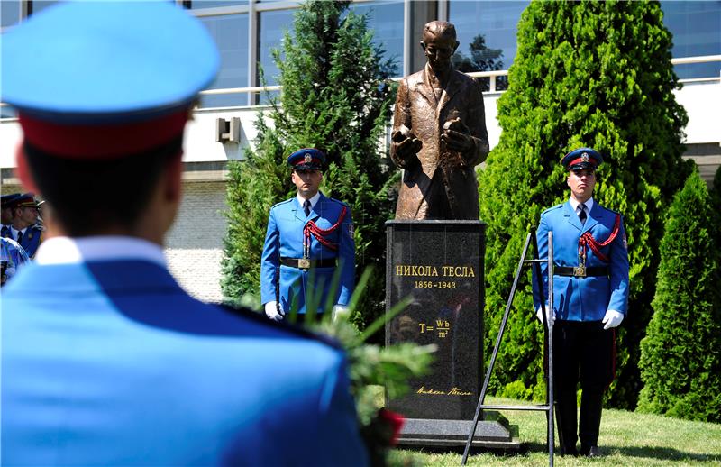 U Beogradu otkriven spomenik Nikoli Tesli na 160. obljetnicu njegova rođenja