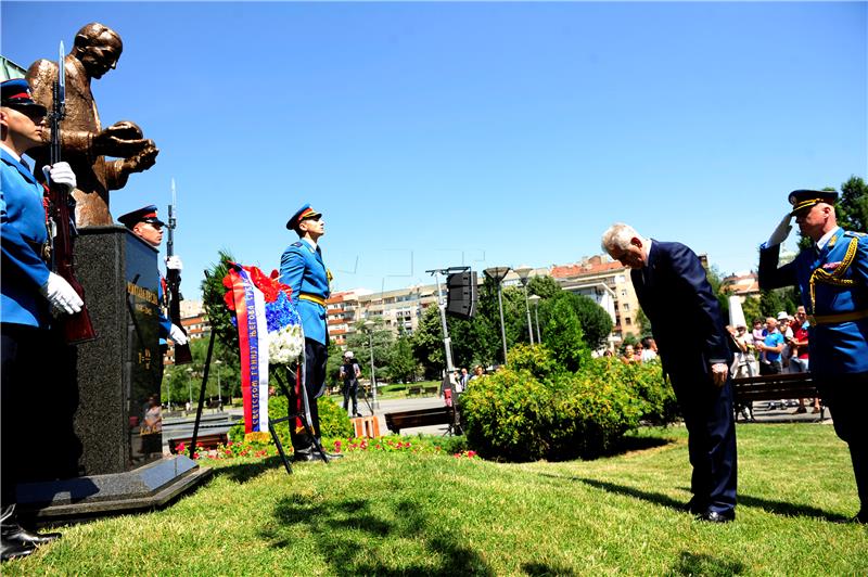 U Beogradu otkriven spomenik Nikoli Tesli na 160. obljetnicu njegova rođenja