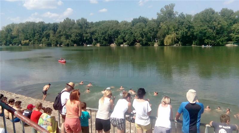 Several hundred people jump into Drava as part of Big Jump campaign