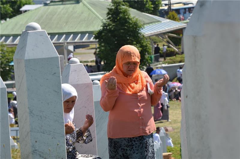 Tisuće sudionika komemoracije pristižu u Srebrenicu