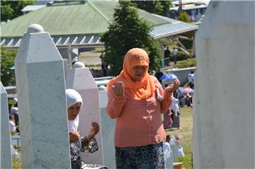 Tisuće sudionika komemoracije pristižu u Srebrenicu