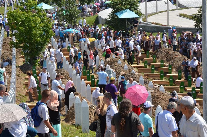 Tisuće sudionika komemoracije pristižu u Srebrenicu