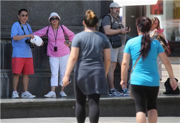 Građani i turisti se na razne načine štite od ekstremnih vrućina u gradu