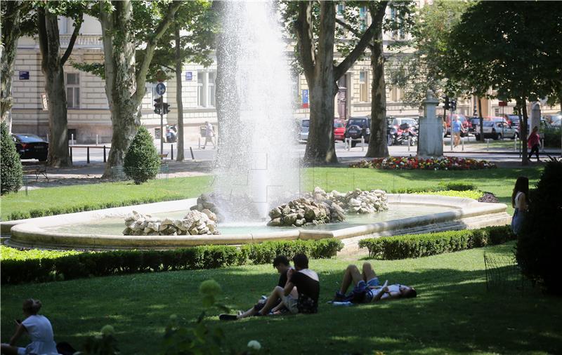 Građani i turisti se na razne načine štite od ekstremnih vrućina u gradu