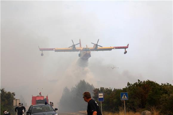 Požar na Visu pod nadzorom vatrogasaca 