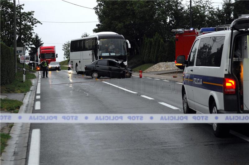 U prometnoj nesreći u Karlovcu poginula jedna osoba