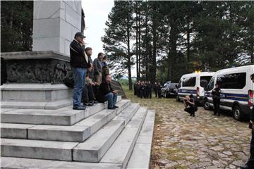 Donji Srb: Počela akcija uklanjanja šatora pored spomenika antifašističkoj borbi