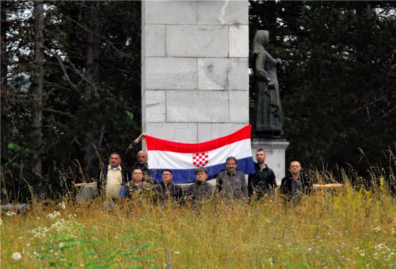 Donji Srb: Počela akcija uklanjanja šatora pored spomenika antifašističkoj borbi