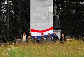 Donji Srb: Počela akcija uklanjanja šatora pored spomenika antifašističkoj borbi