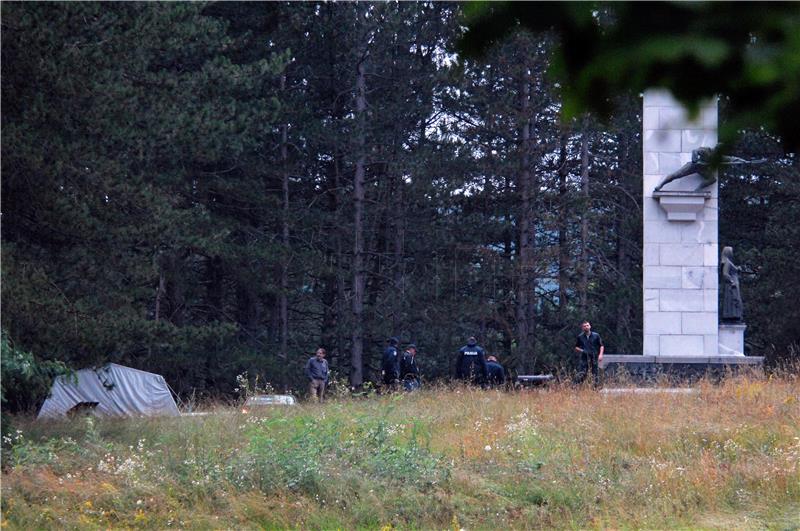 Donji Srb: Počela akcija uklanjanja šatora pored spomenika antifašističkoj borbi