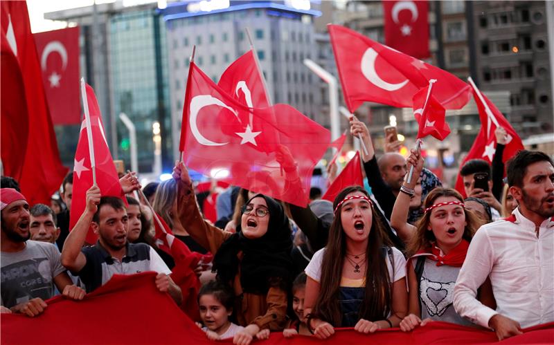 Erdogan kaže da smrtnu kaznu traži narod, Merkel prijeti da neće ući u EU