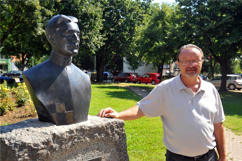 Vinkovci: Postavljena nova bista Josipu Runjaninu