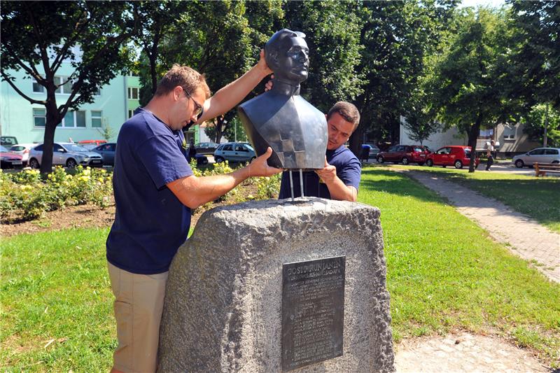 Vinkovci: Postavljena nova bista Josipu Runjaninu