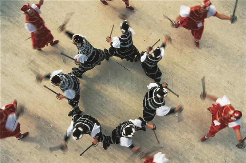 Izložba fotografija Davora Rostuhara posvećena Moreški